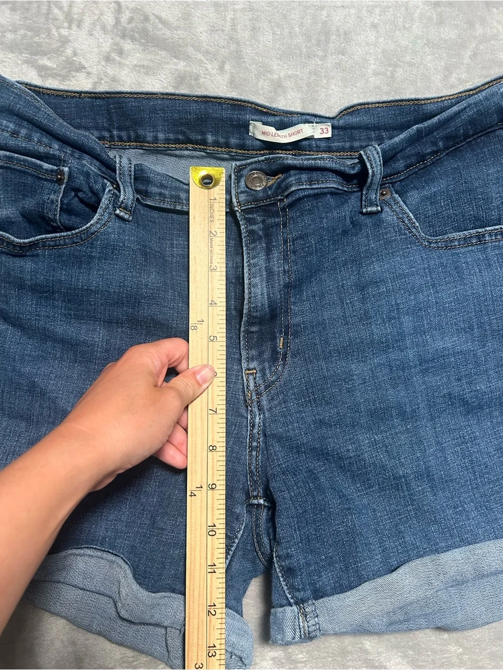 Levi’s Mid Length Denim Shorts Women’s 33 Dark Wash Cuffed - Picture 5 of 6
